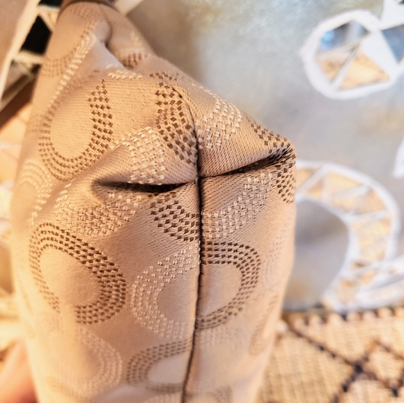 Coach Handbag ⭐Authentic⭐ - Picture 4 of 9